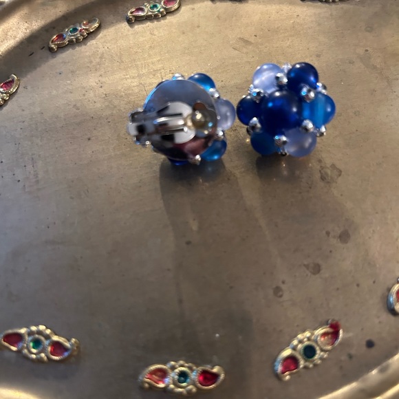 VTG Blue Cluster Plastic beaded clip on earrings. Very pretty!! - Picture 4 of 5
